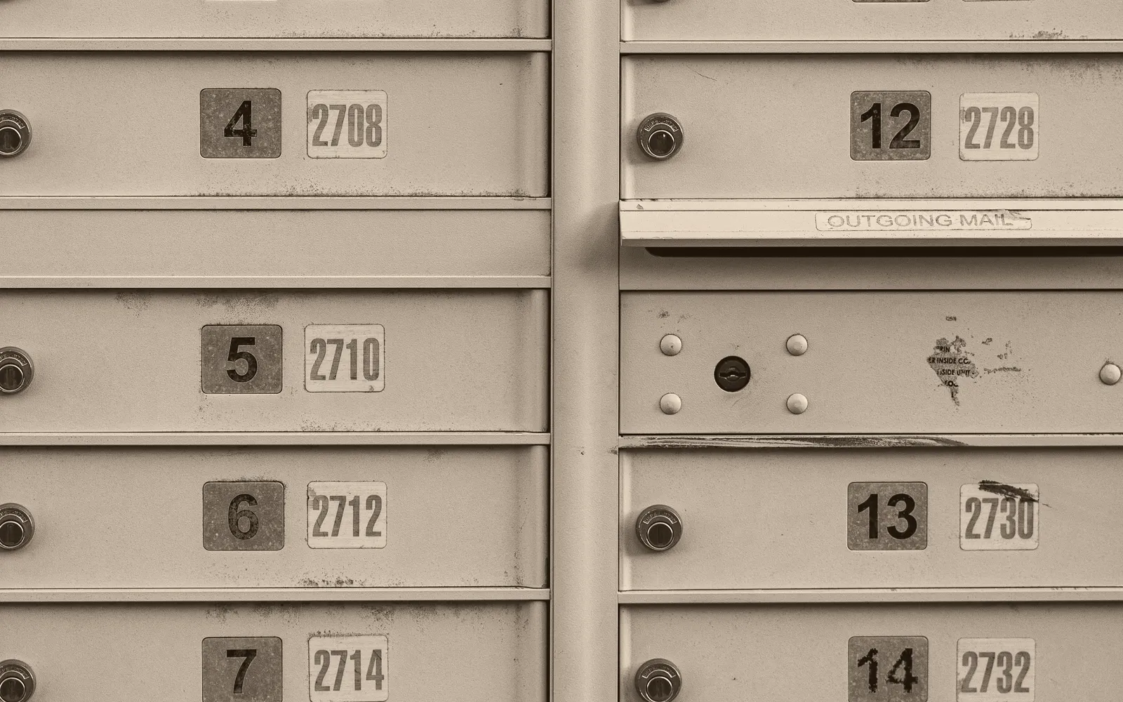 Nummerierte Briefkastenanlage in gedeckten Grautönen