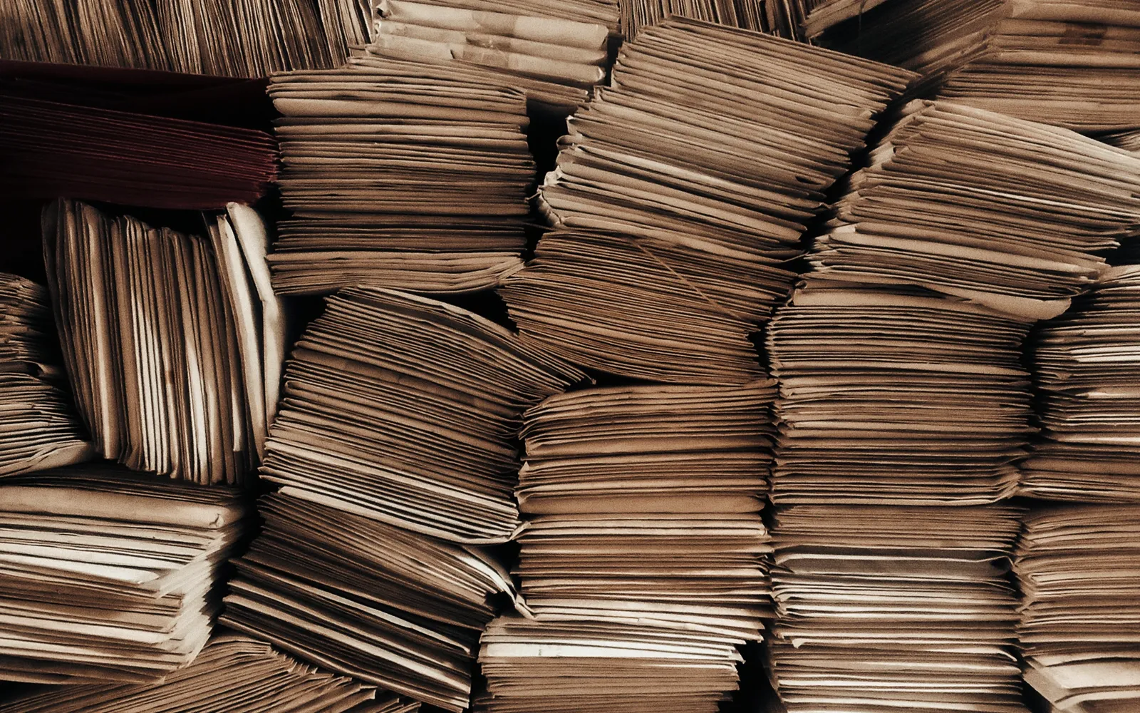 Gestapelte braune Archivumschläge