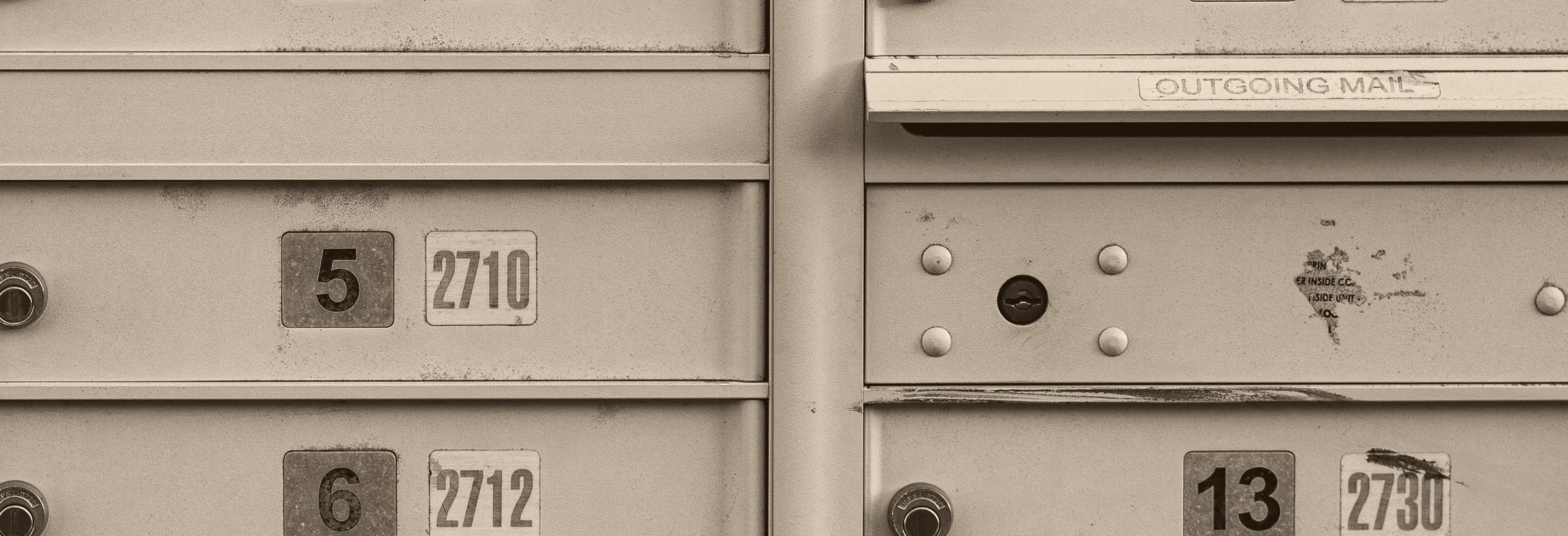 Nummerierte Briefkastenanlage in gedeckten Grautönen