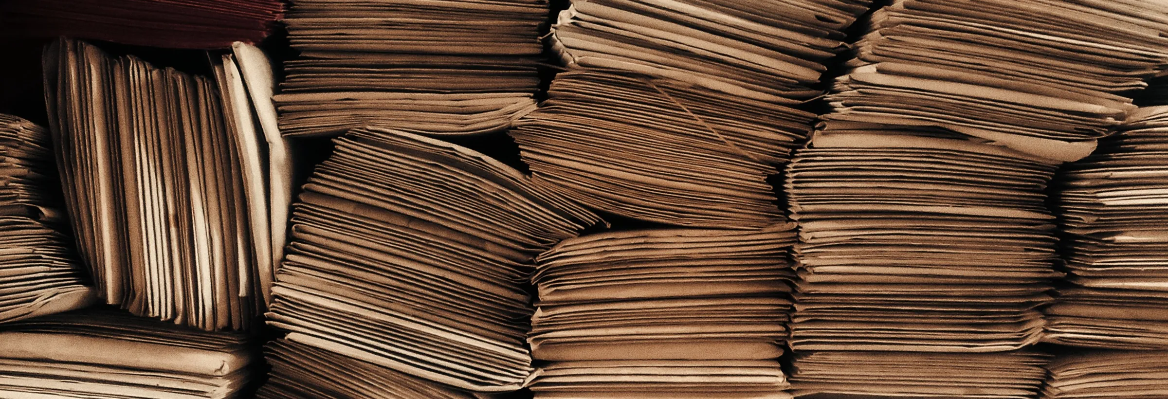 Gestapelte braune Archivumschläge