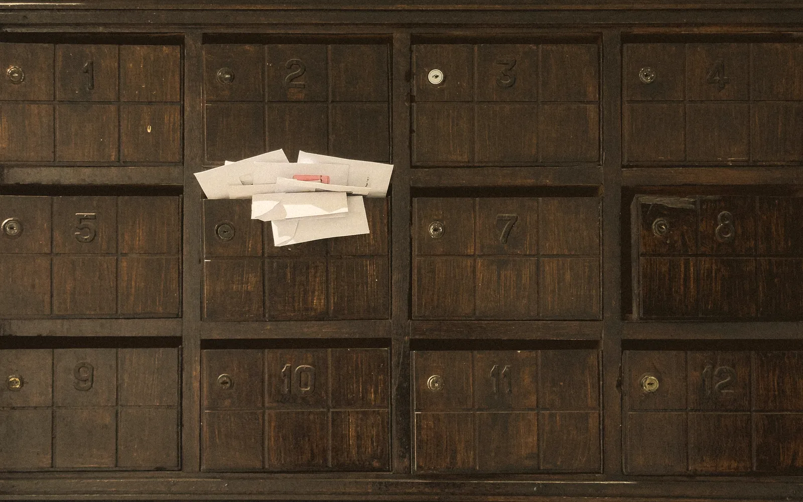 Alte Holz-Postfächer mit eingesteckten Briefen